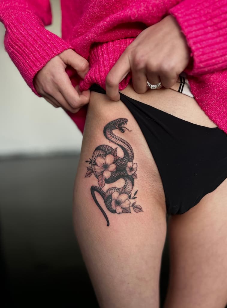 Tatouage serpent par holy cat